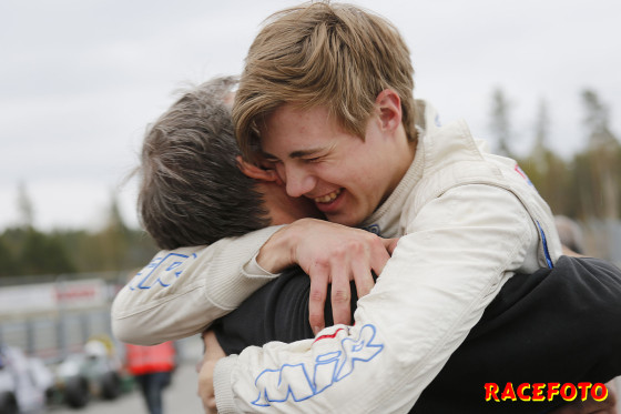 Formula Basicvinnaren Lars Solheim får en bamsekram av sin far Geir.